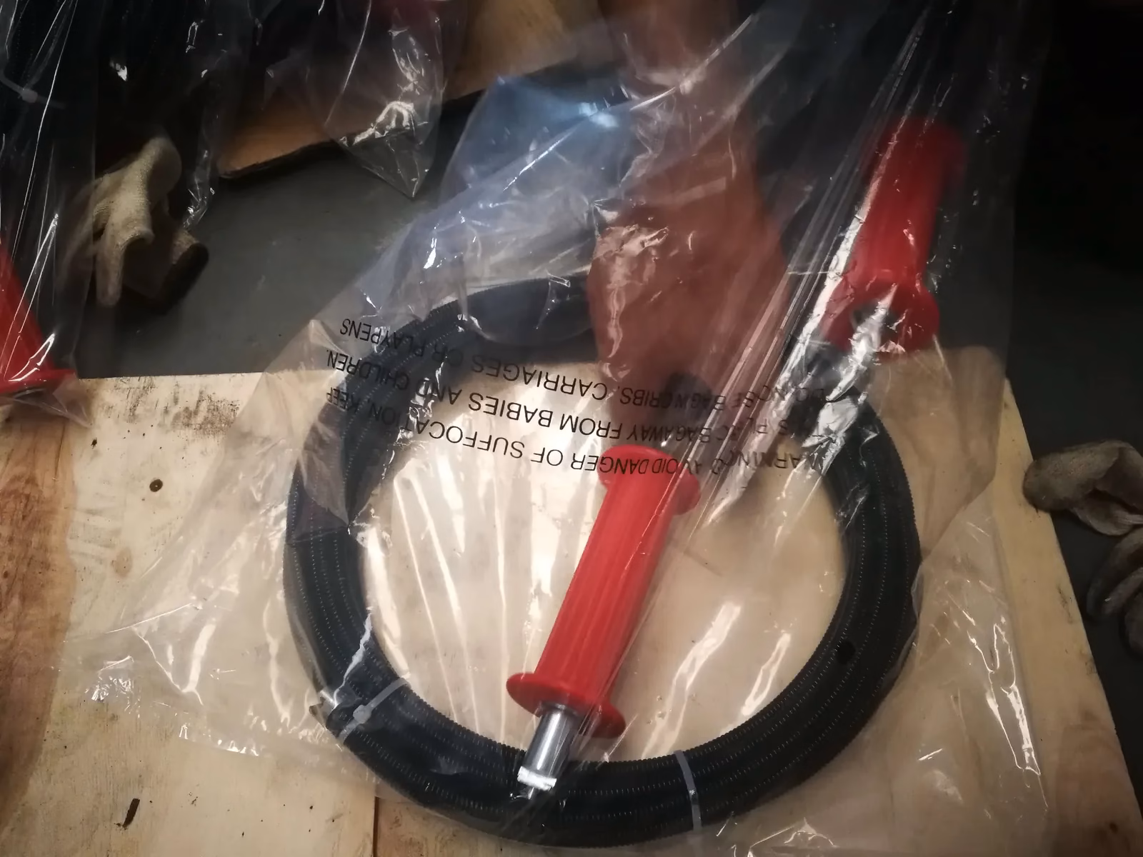 THAIMAKE D01-005 manual toilet auger with red handle packed in protective bag for export